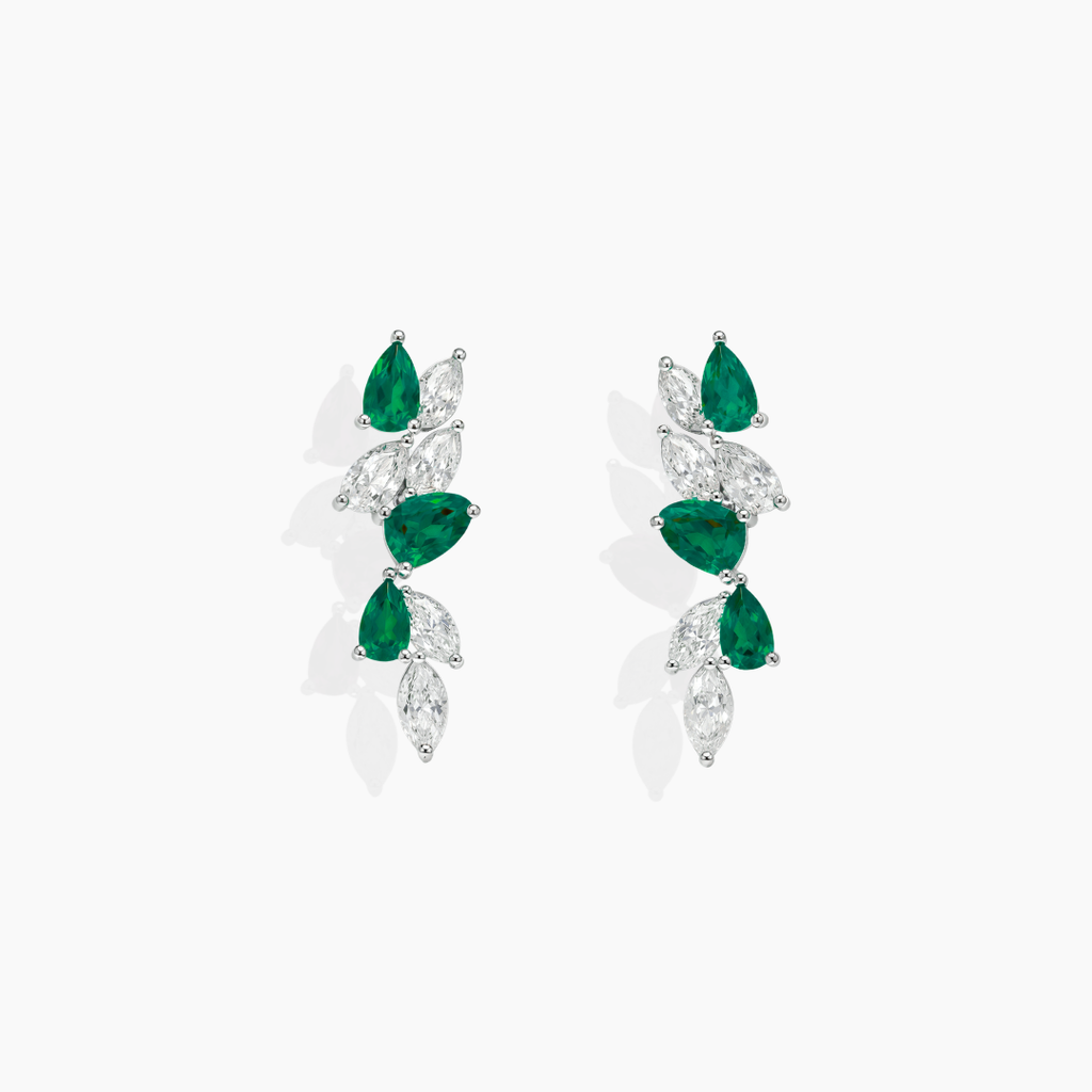 Pendientes largos de plata de ley 925 con baño en rodio y circonitas blancas y verde esmeralda de NILU.