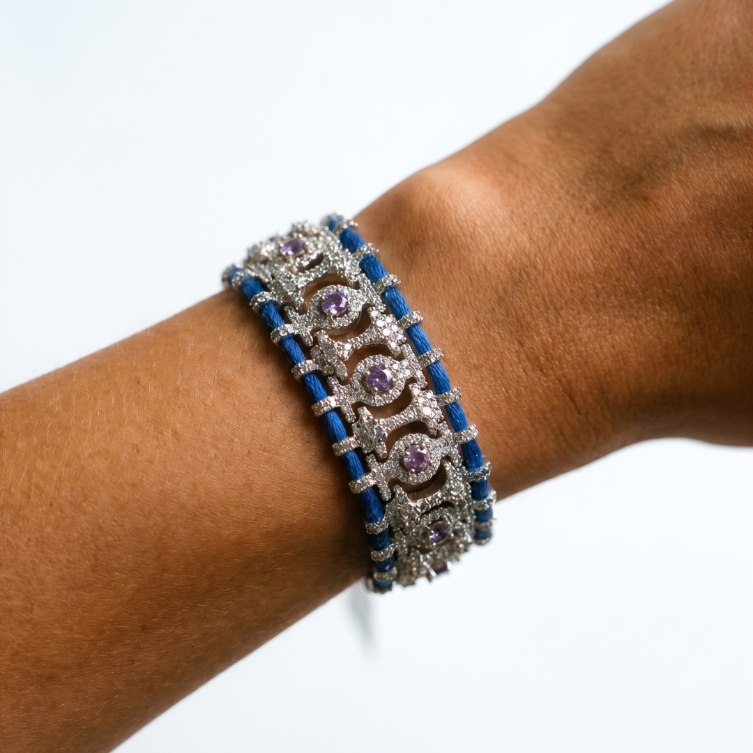 Modelo luciendo pulsera boho azul con circonitas engastadas