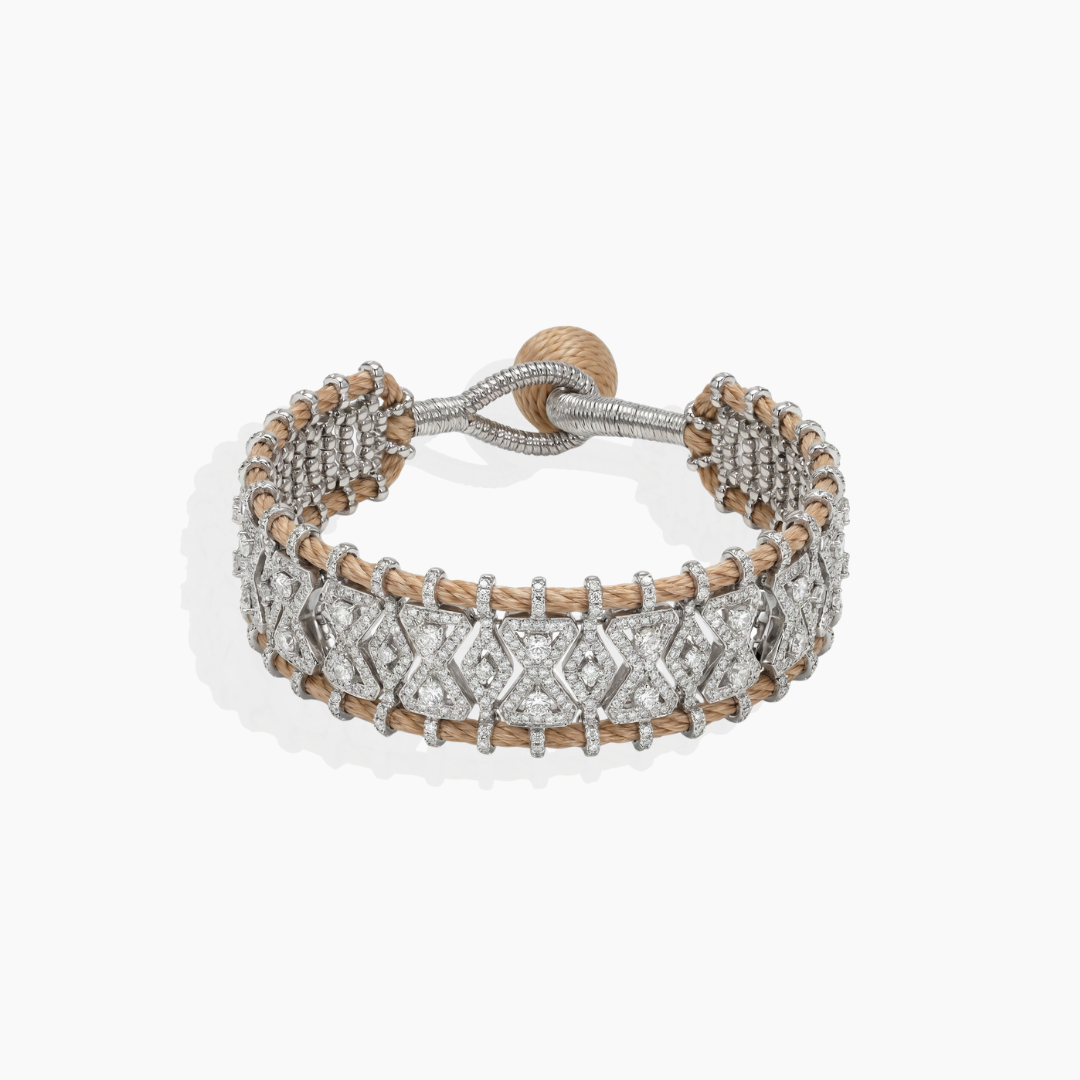 Pulsera boho beige con circonitas y detalles ornamentales en latón