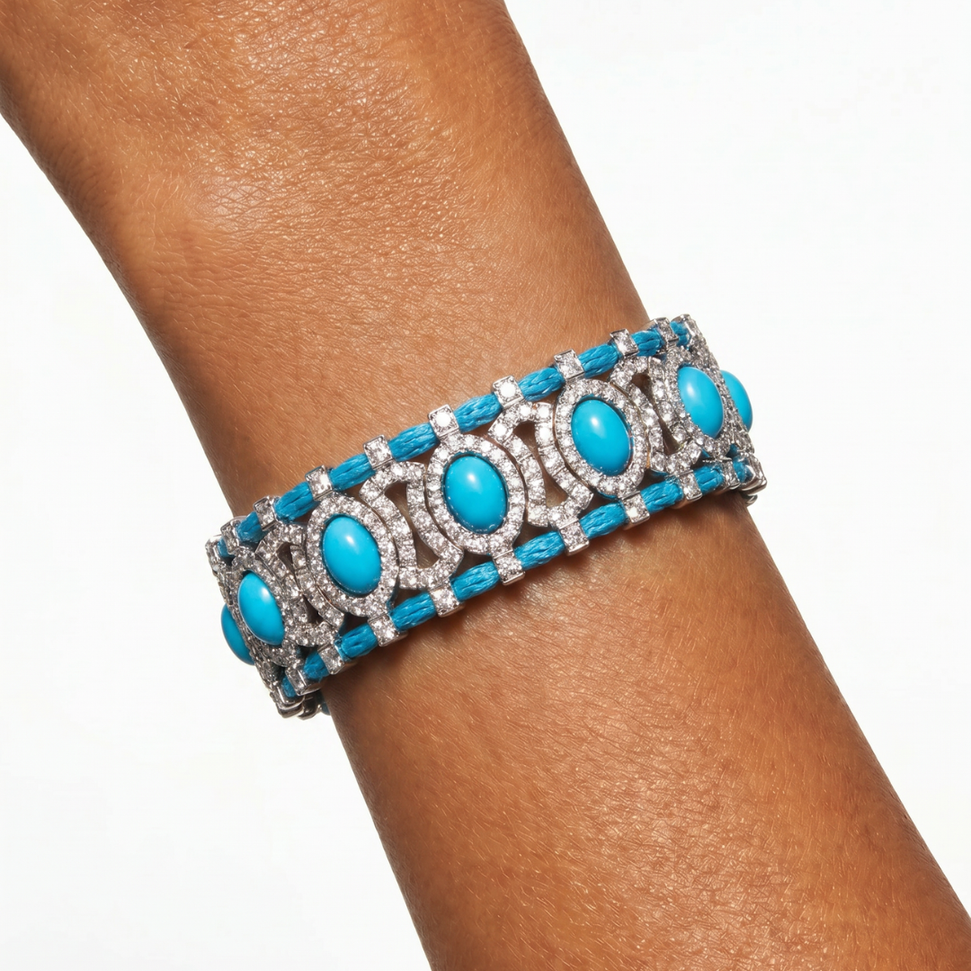 Modelo luciendo pulsera boho turquesa con circonitas engastadas