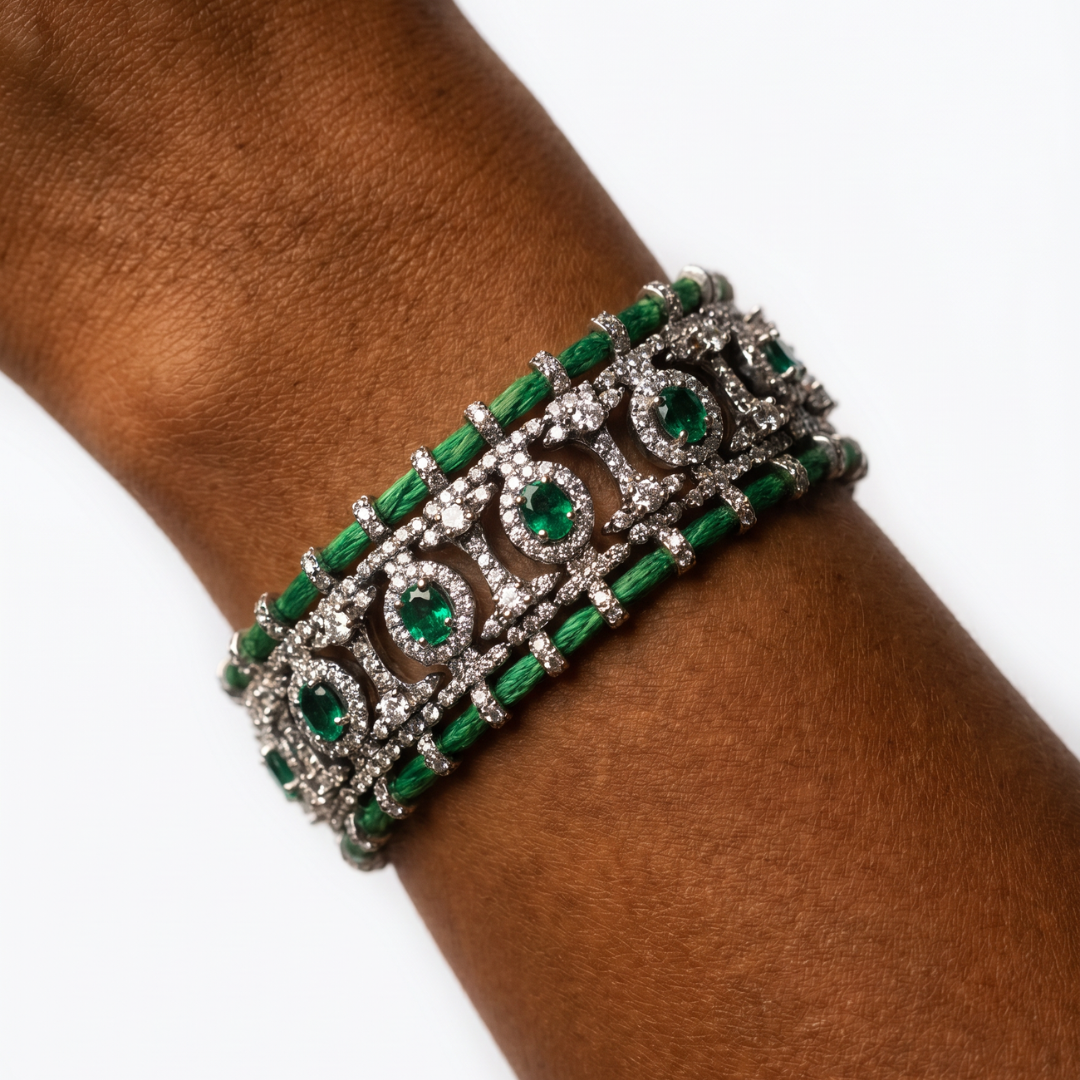 Modelo luciendo pulsera boho verde efecto esmeralda con circonitas engastadas