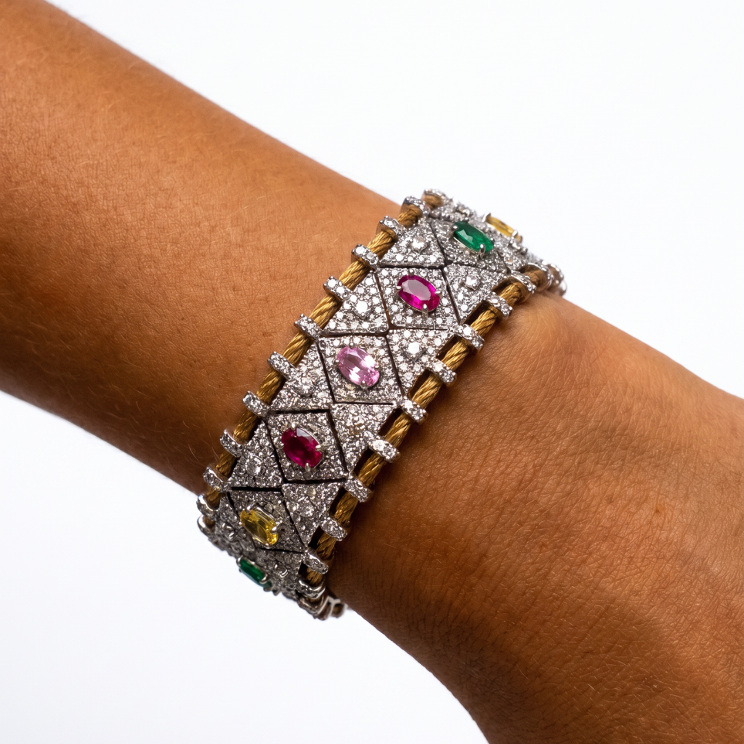 Modelo luciendo pulsera multicolor con circonitas
